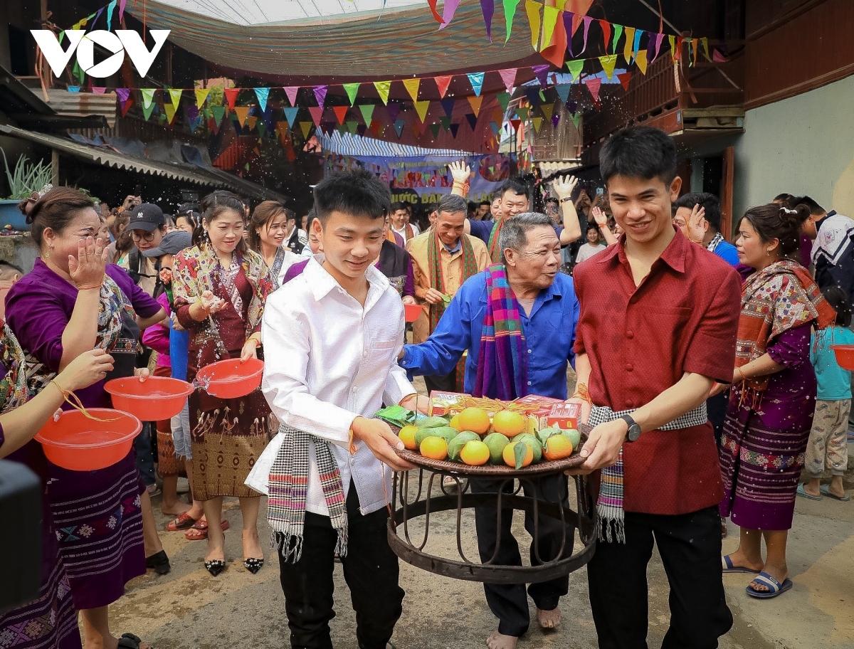 lao ethnic group of dien bien celebrate water splashing festival picture 1