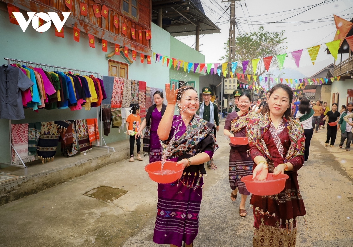 lao ethnic group of dien bien celebrate water splashing festival picture 11