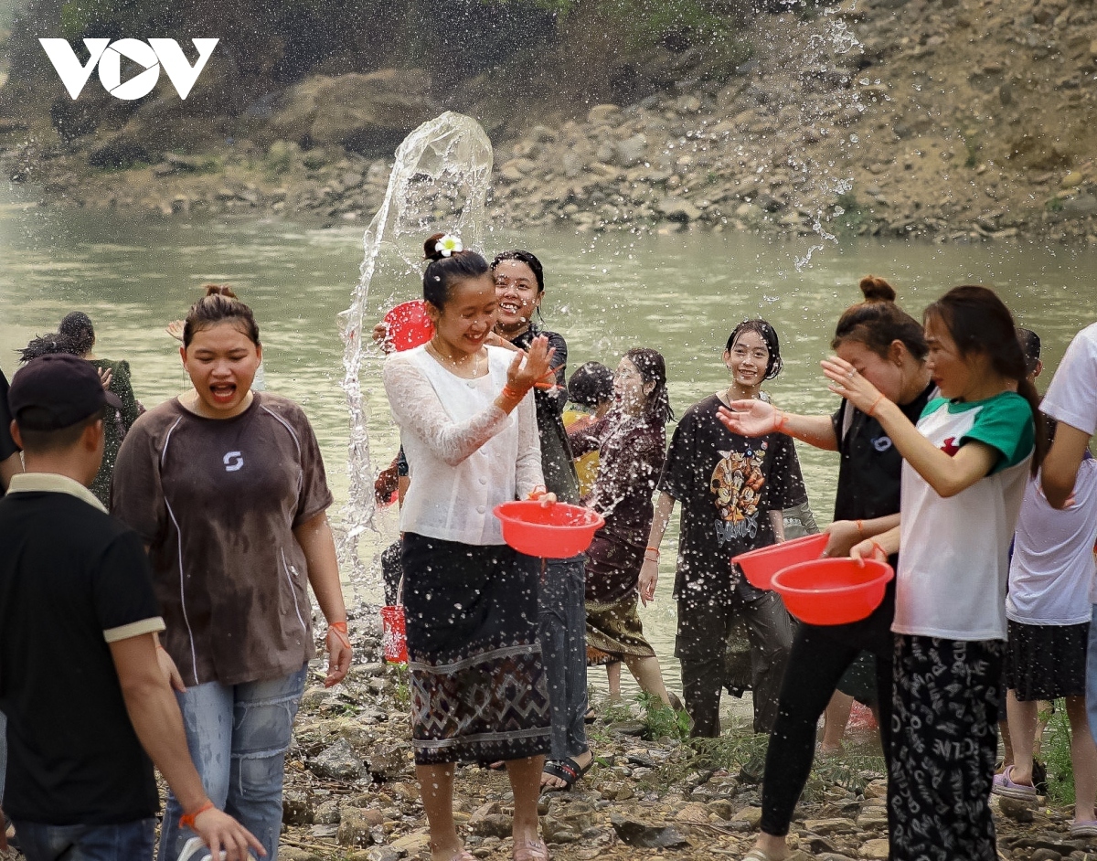 lao ethnic group of dien bien celebrate water splashing festival picture 12