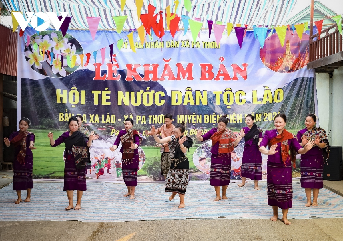 lao ethnic group of dien bien celebrate water splashing festival picture 2