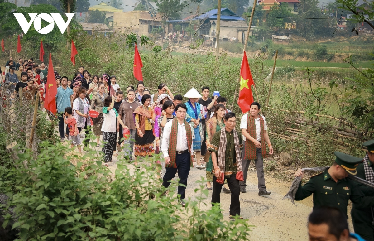 lao ethnic group of dien bien celebrate water splashing festival picture 5