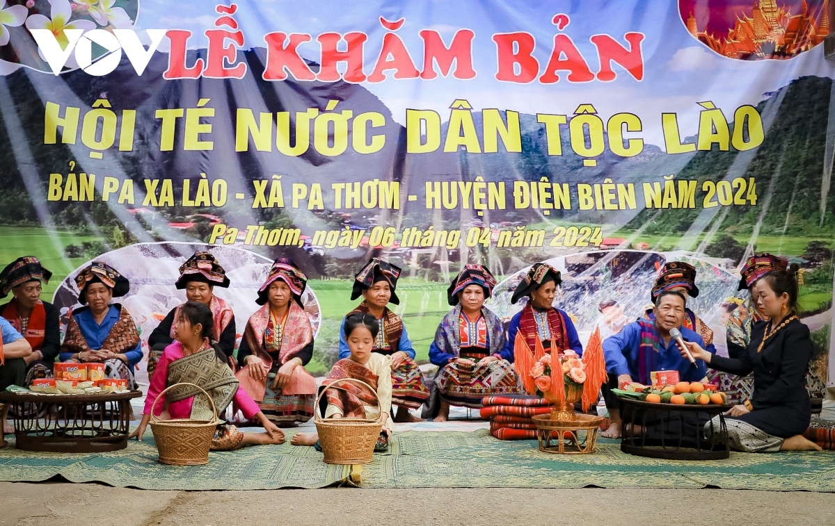 lao ethnic group of dien bien celebrate water splashing festival picture 6