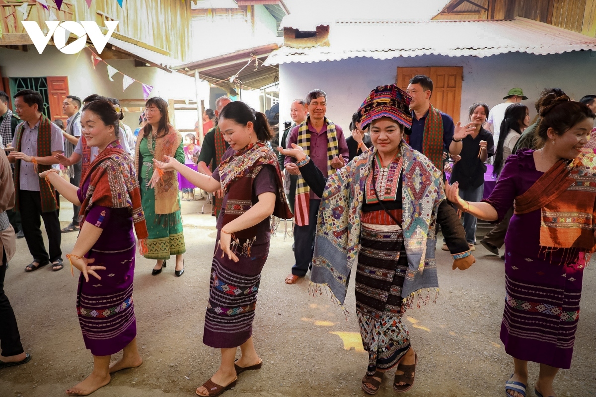lao ethnic group of dien bien celebrate water splashing festival picture 7
