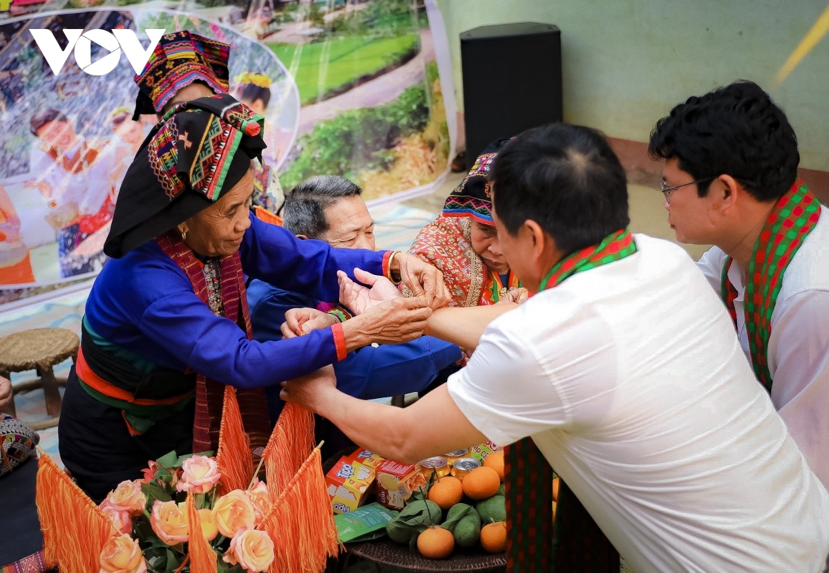 lao ethnic group of dien bien celebrate water splashing festival picture 8