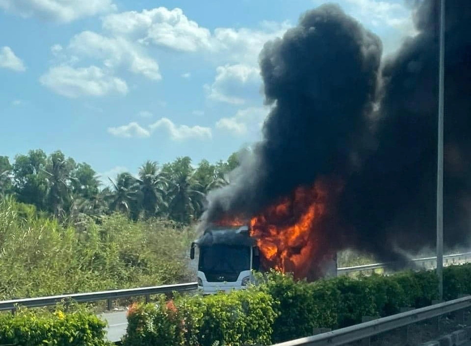 dozens survive passenger bus fire on southern expressway picture 1