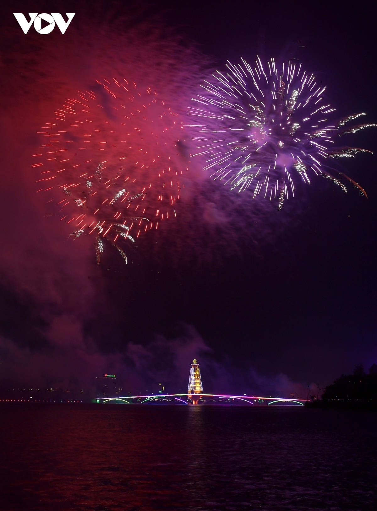 fireworks display lights up night sky of ancestral land picture 12
