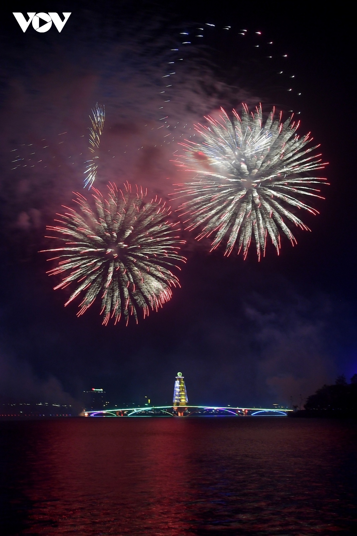 fireworks display lights up night sky of ancestral land picture 3
