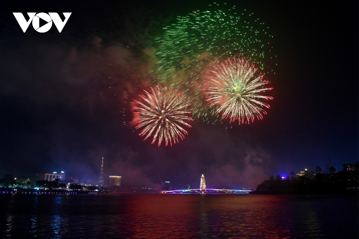 fireworks display lights up night sky of ancestral land picture 4