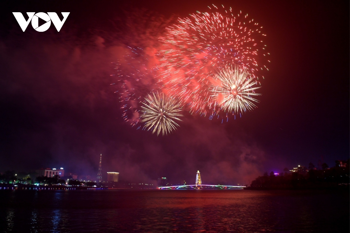 fireworks display lights up night sky of ancestral land picture 7