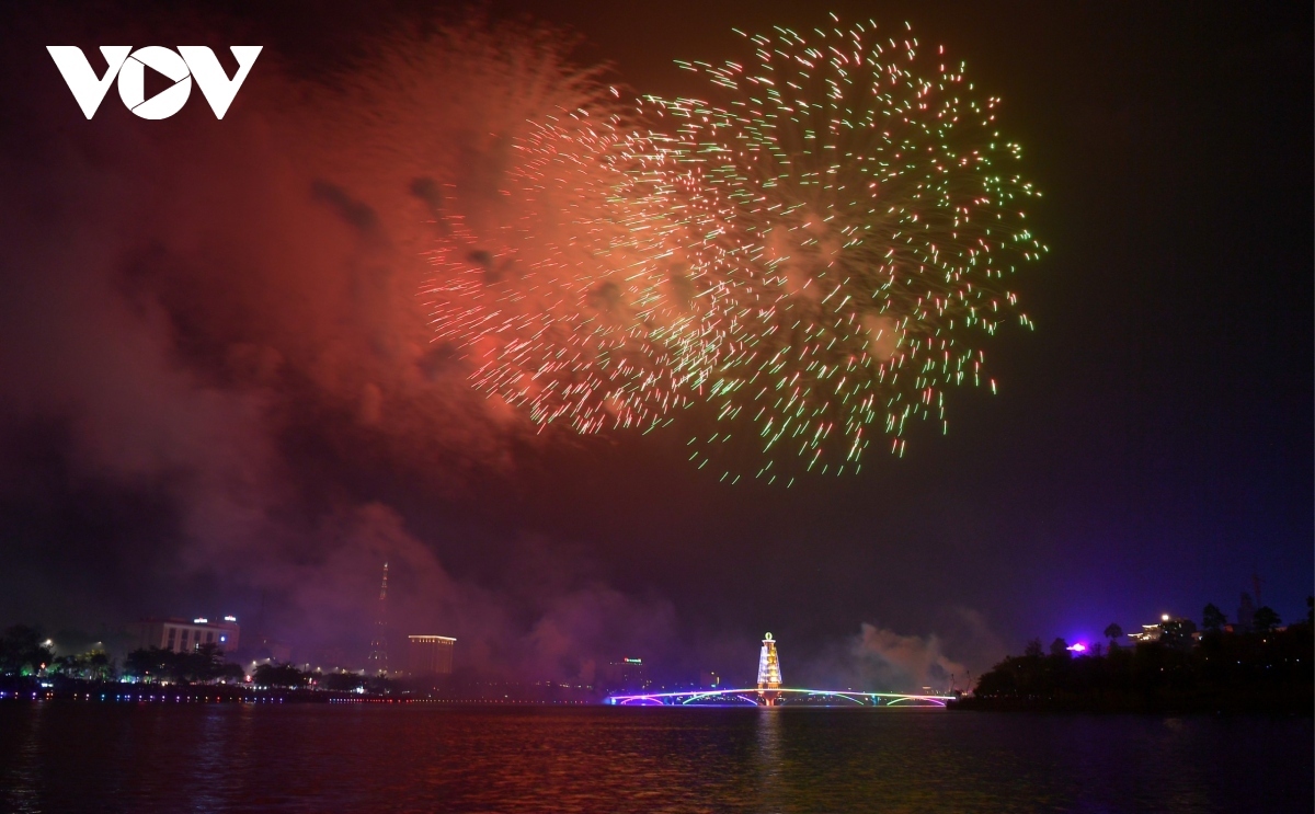 fireworks display lights up night sky of ancestral land picture 9