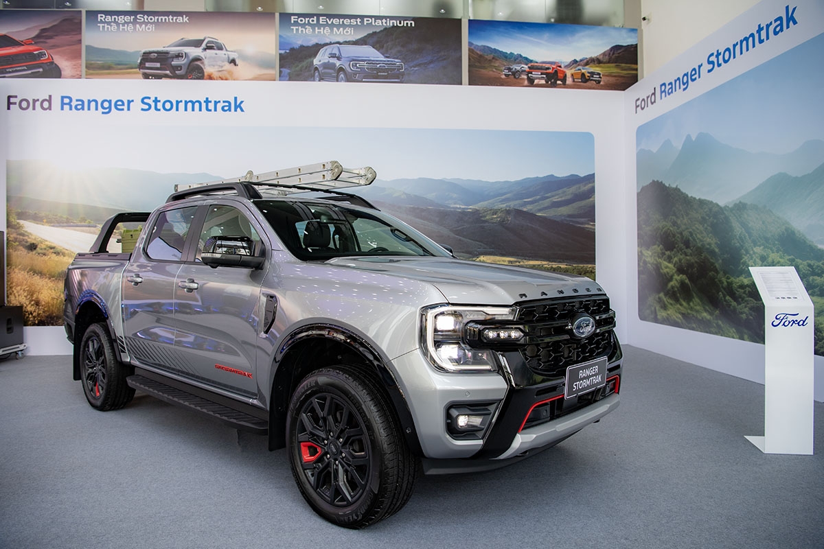 Bộ đôi Ford Ranger Stormtrak và Everest Platinum ra mắt, giá từ 1,039 tỷ đồng