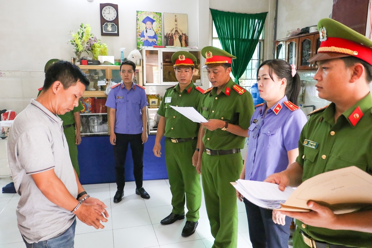 khoi to doi tuong gia danh cong an lua tinh, lua tien nhieu co gai hinh anh 1