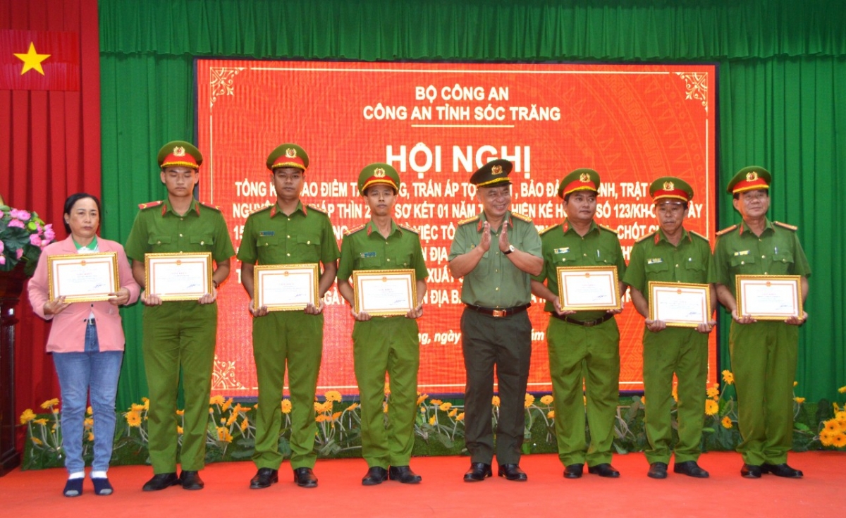 Khen thưởng các tập thể, cá nhân giải cứu con tin bị kẻ "ngáo đá" khống chế