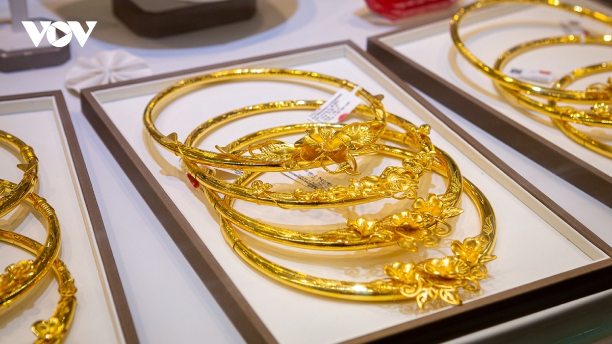 domestic gold rings prices hit new record of over vnd72 million per tael picture 1