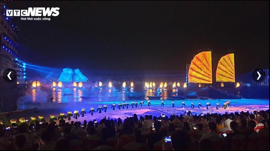 impressive images of drone light show during ha long carnival 2024 picture 1