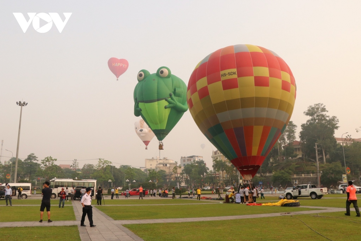 int l hot-air balloon festival enthralls thousands of tourists picture 1