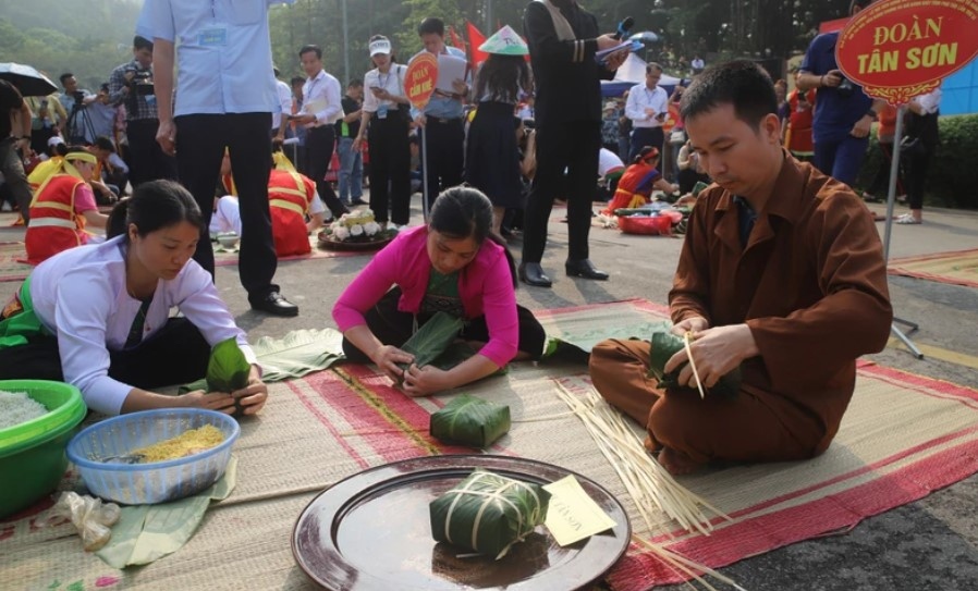 traditional cake making contest commemorates hung kings - nation s founders picture 2