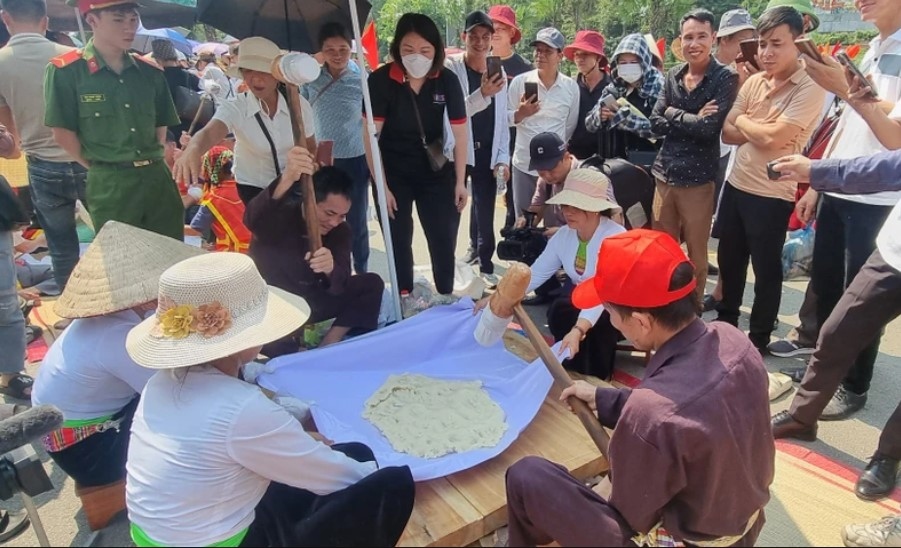 traditional cake making contest commemorates hung kings - nation s founders picture 6