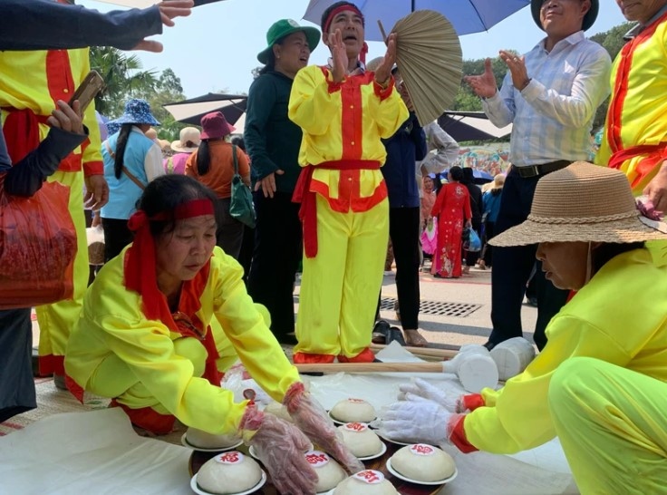 traditional cake making contest commemorates hung kings - nation s founders picture 8