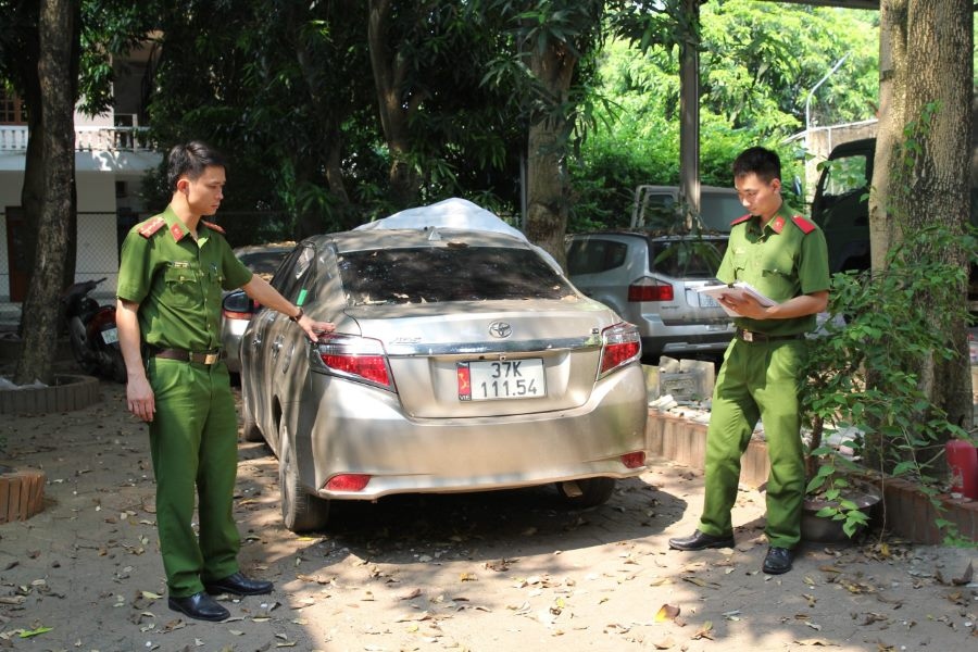 ban xe o to nhung giu lai chia khoa de lay trom hinh anh 3