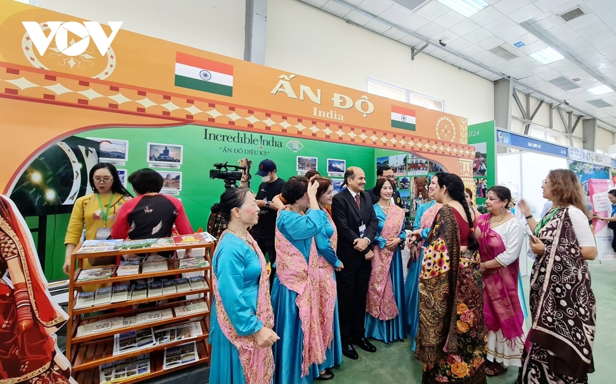 indian tourism products attract visitors at hanoi travel mart picture 1