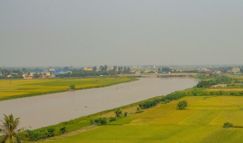 hai chi em ruot o hai phong duoi nuoc trong ngay nghi le hinh anh 1