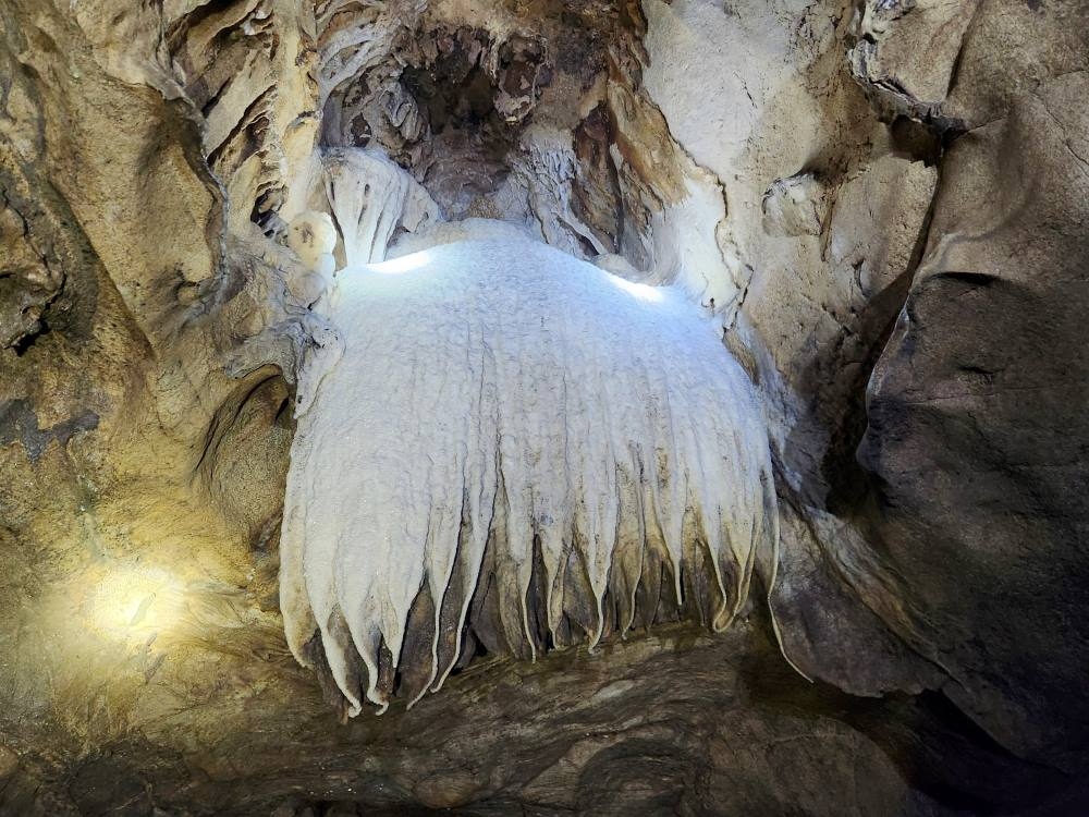 cave with beautiful natural stalactites inside discovered in thanh hoa picture 1