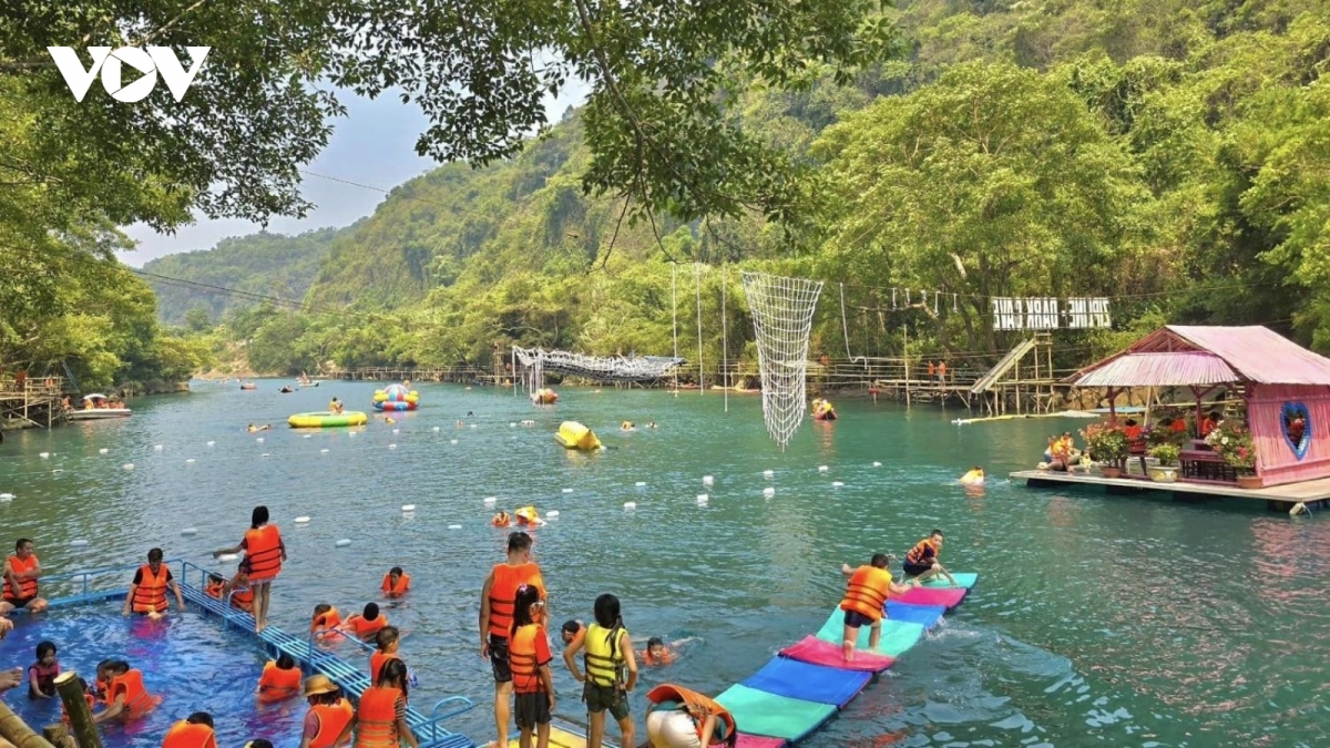 Beaches in Quang Binh packed with tourists despite intense heat