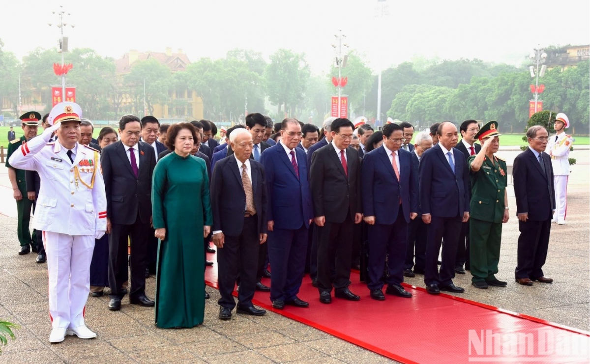 leaders commemorate president ho chi minh ahead of national reunification day picture 1