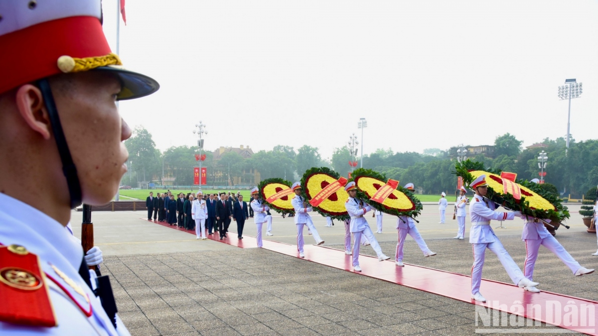 leaders commemorate president ho chi minh ahead of national reunification day picture 2