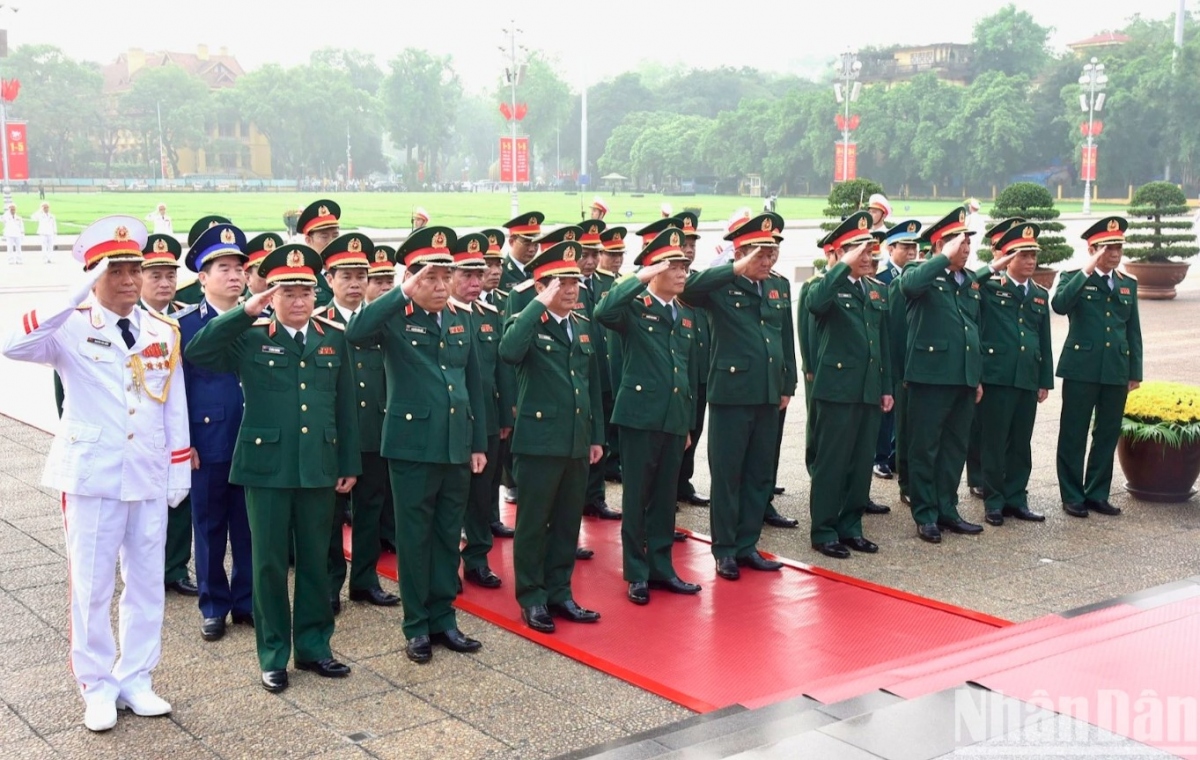 leaders commemorate president ho chi minh ahead of national reunification day picture 3