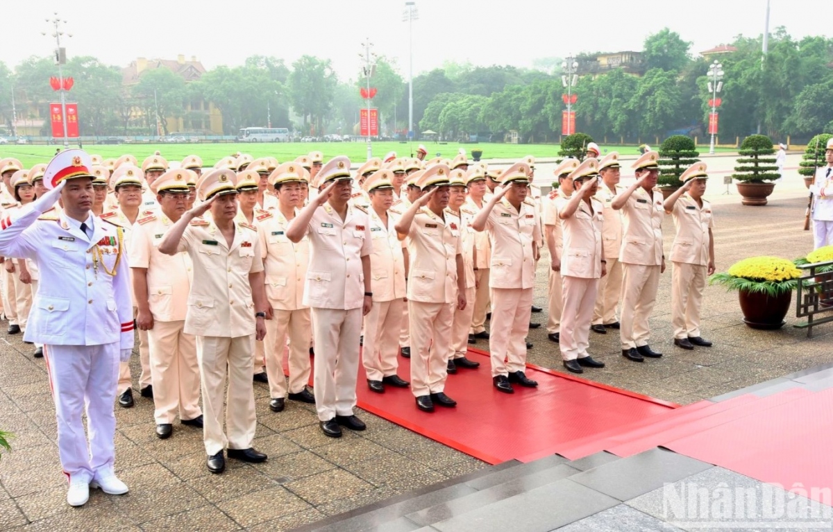 leaders commemorate president ho chi minh ahead of national reunification day picture 4