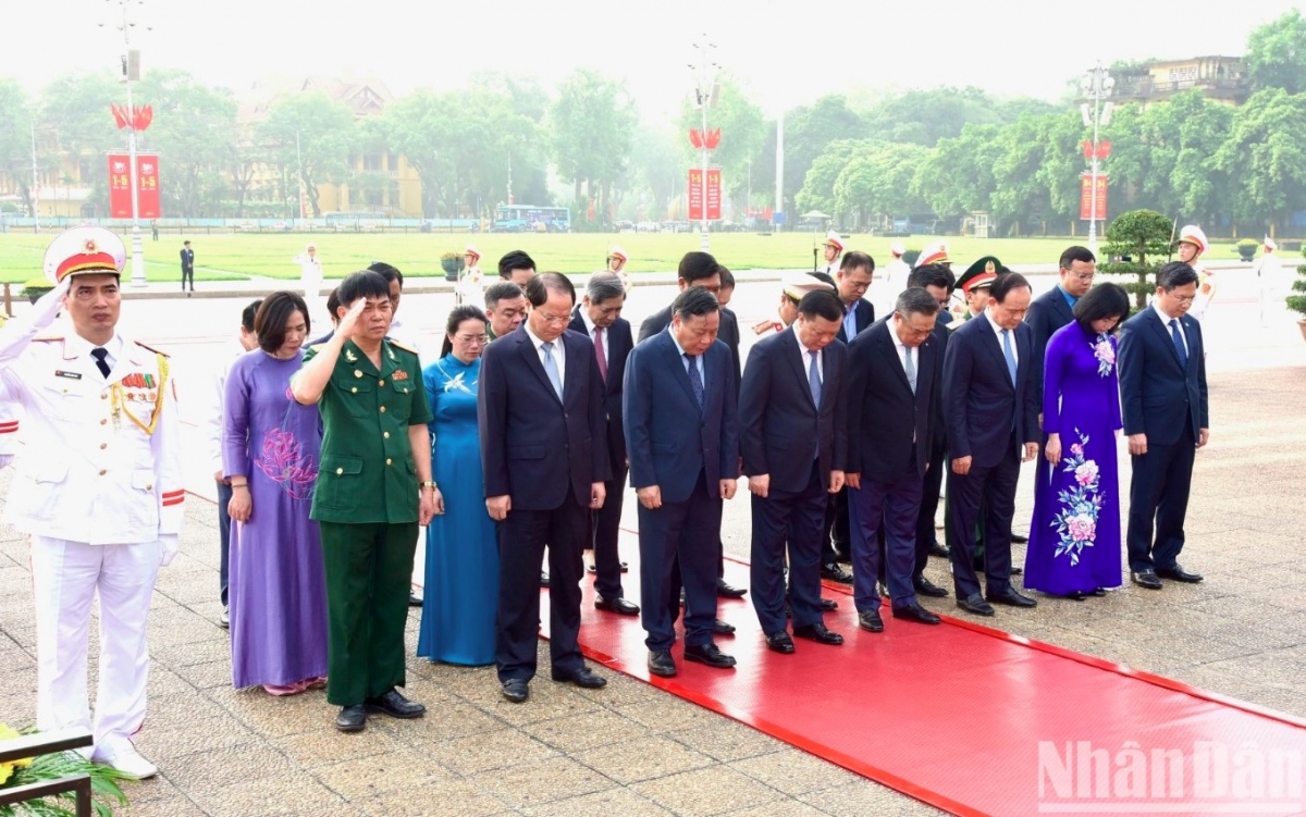 leaders commemorate president ho chi minh ahead of national reunification day picture 5