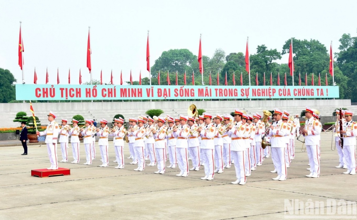 leaders commemorate president ho chi minh ahead of national reunification day picture 6