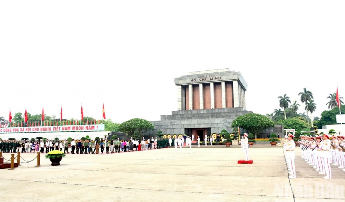 leaders commemorate president ho chi minh ahead of national reunification day picture 7