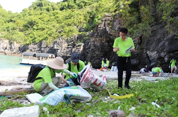 unep helps monitor plastic pollution in vietnam picture 1