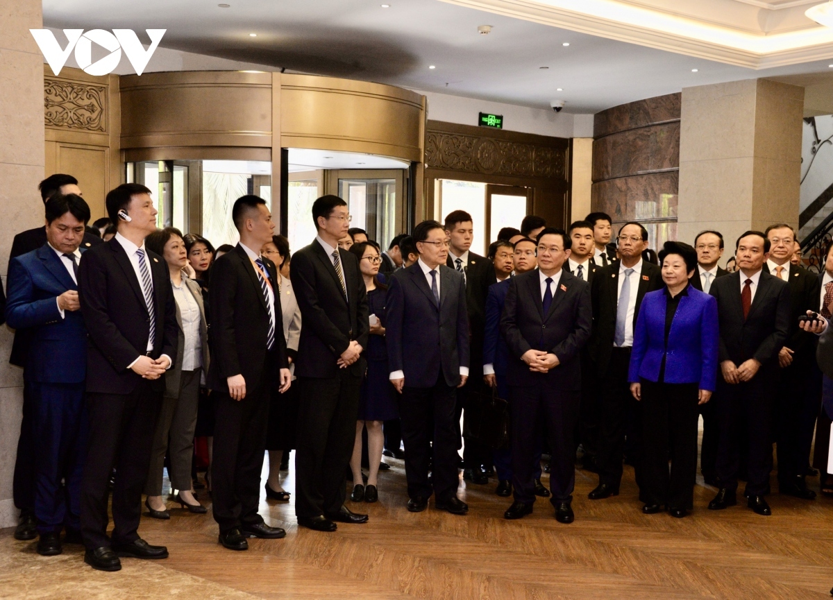 na chairman visits hongqiao legislative centre in shanghai picture 1