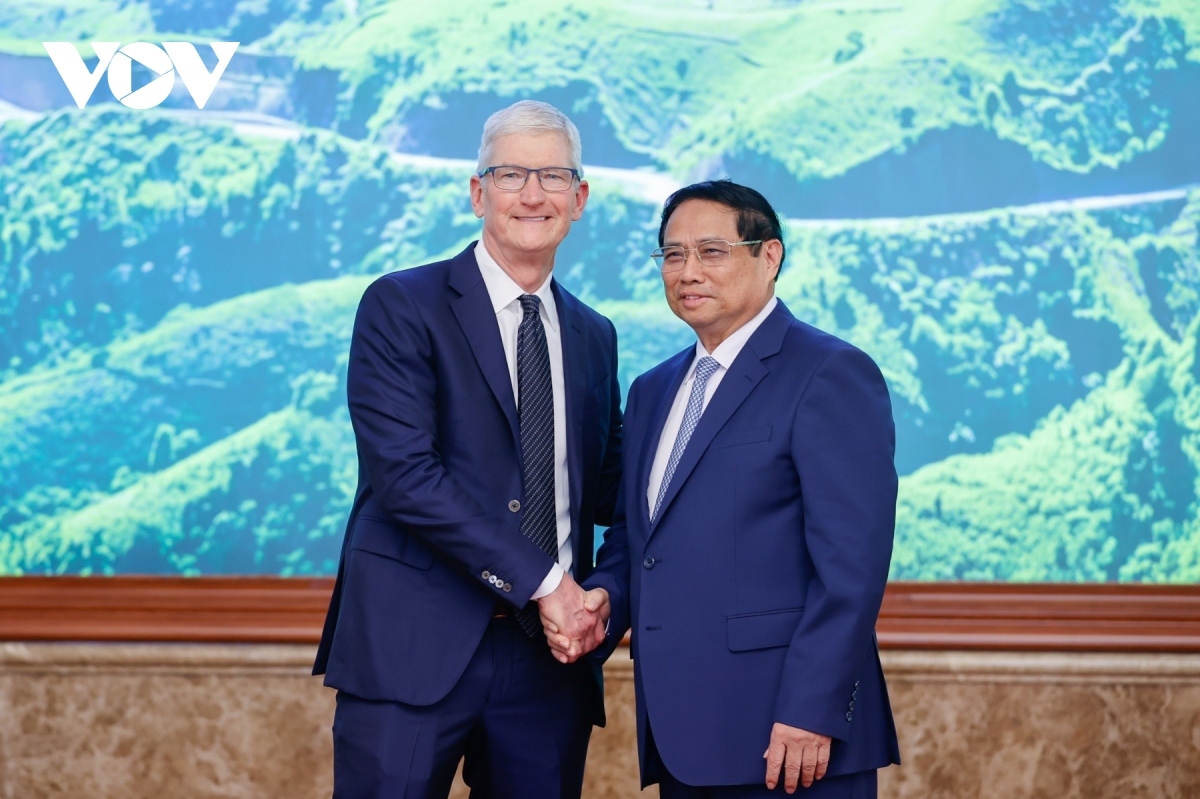 ceo tim cook wishes to expand apple operations in vietnam picture 1