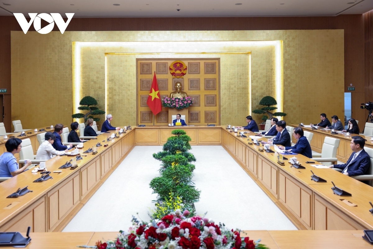 ceo tim cook wishes to expand apple operations in vietnam picture 2