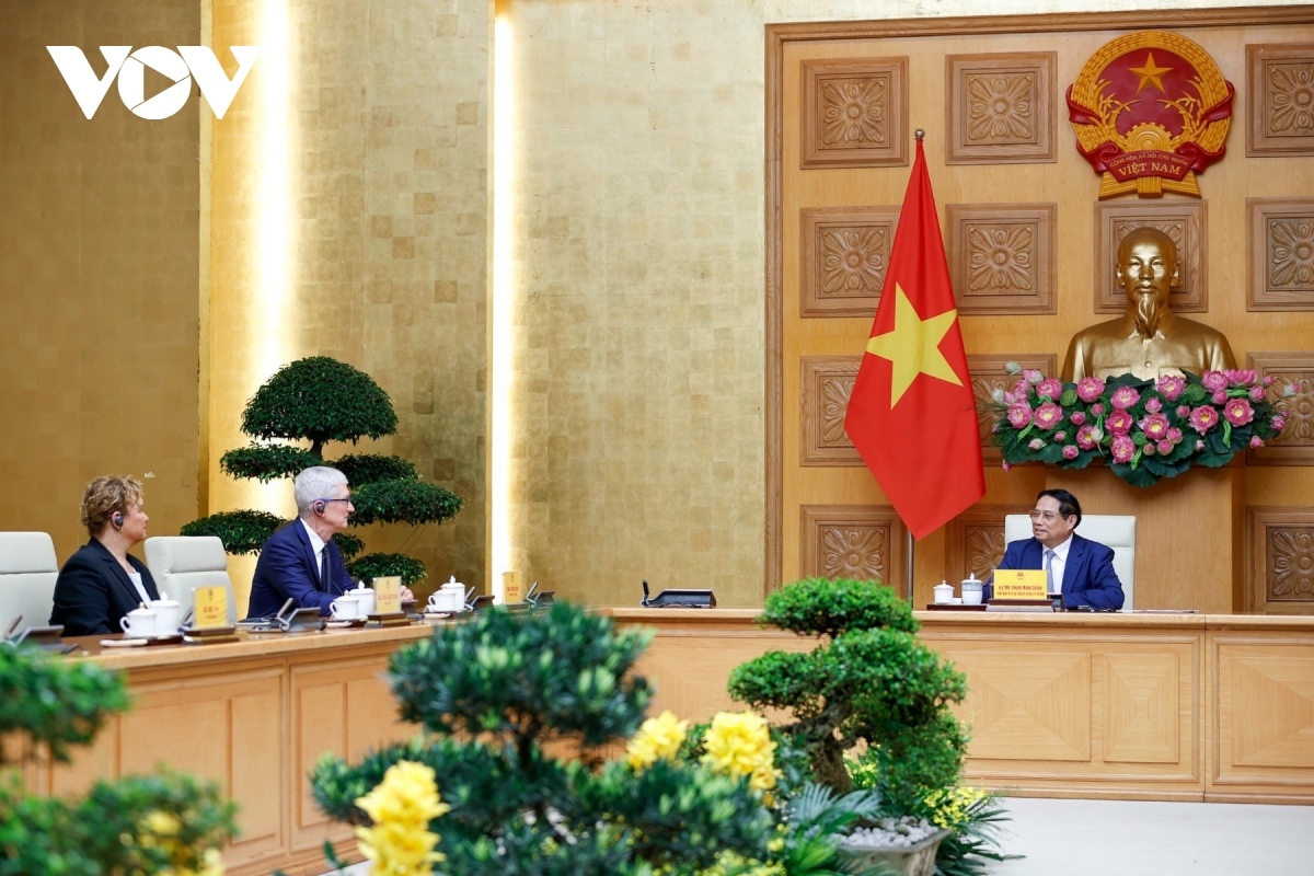 ceo tim cook wishes to expand apple operations in vietnam picture 3