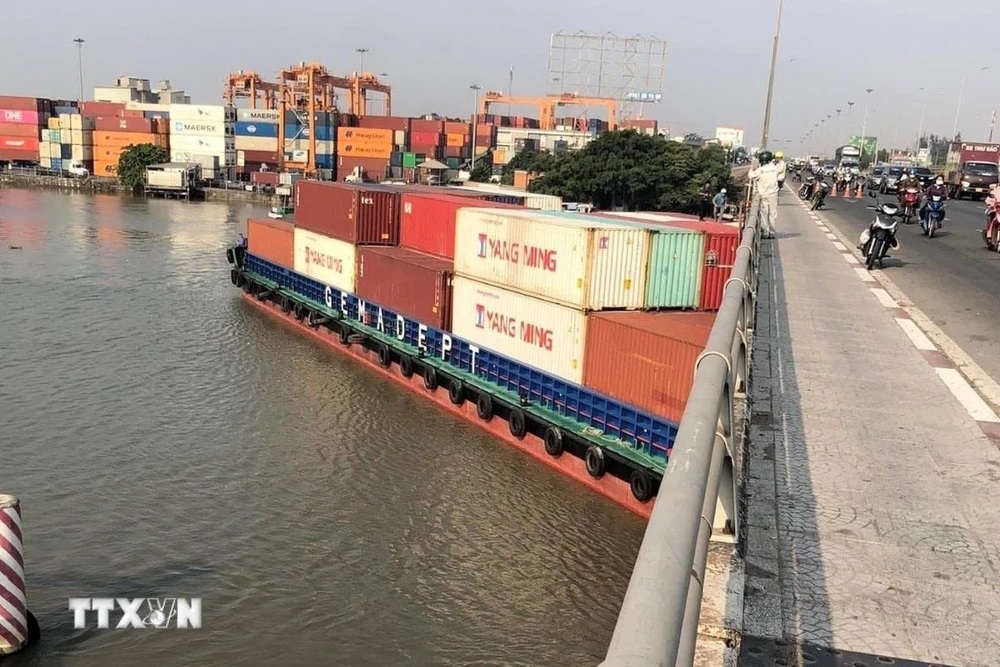 tau cho container nang 4.600 tan va vao cau Dong nai hinh anh 1