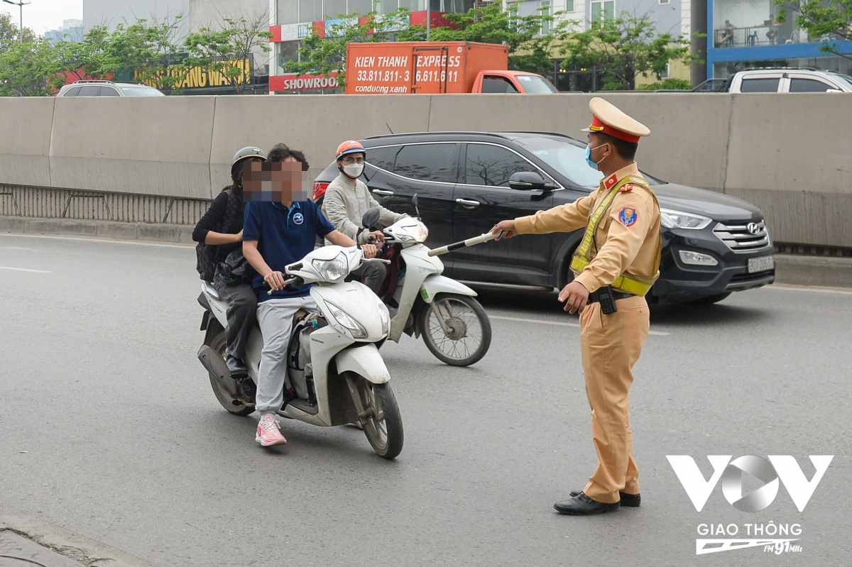 Con vi phạm giao thông, mẹ nhắn: "Kệ, con cứ ngồi đấy là họ sẽ thả”