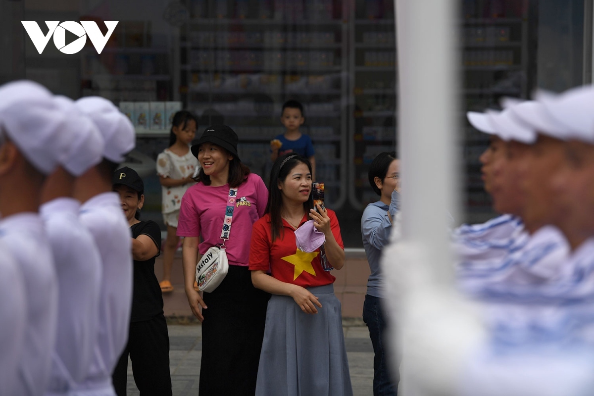 residents rejoice to watch military parade on dien bien streets picture 1