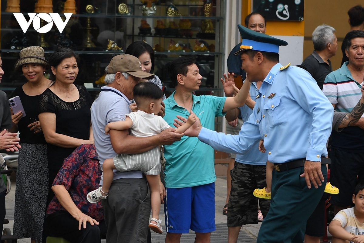residents rejoice to watch military parade on dien bien streets picture 10
