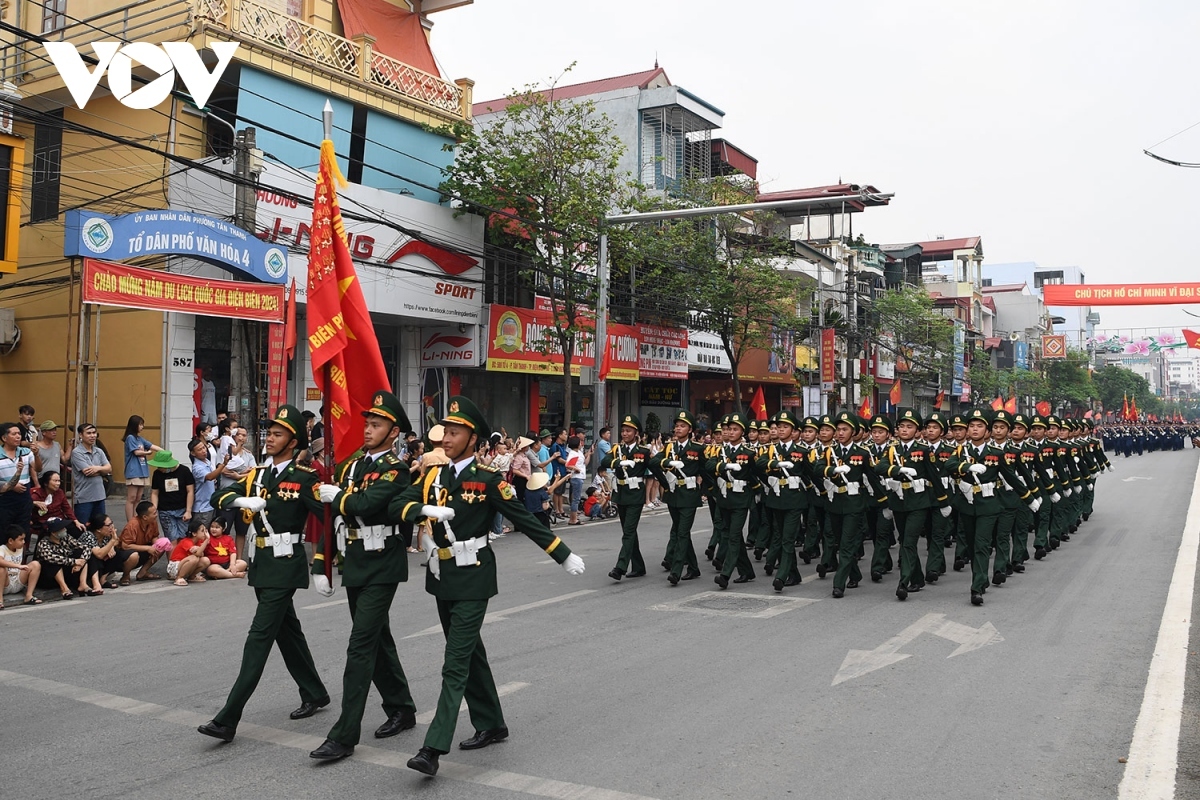 residents rejoice to watch military parade on dien bien streets picture 11