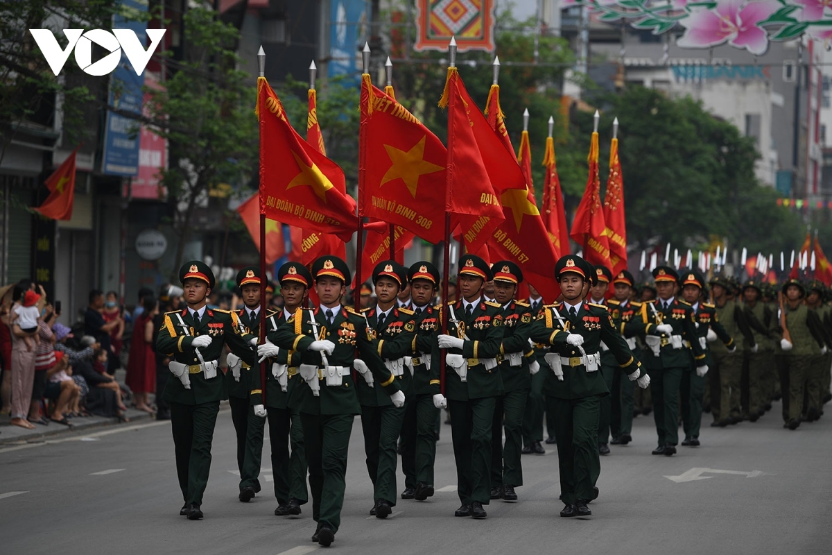 residents rejoice to watch military parade on dien bien streets picture 12