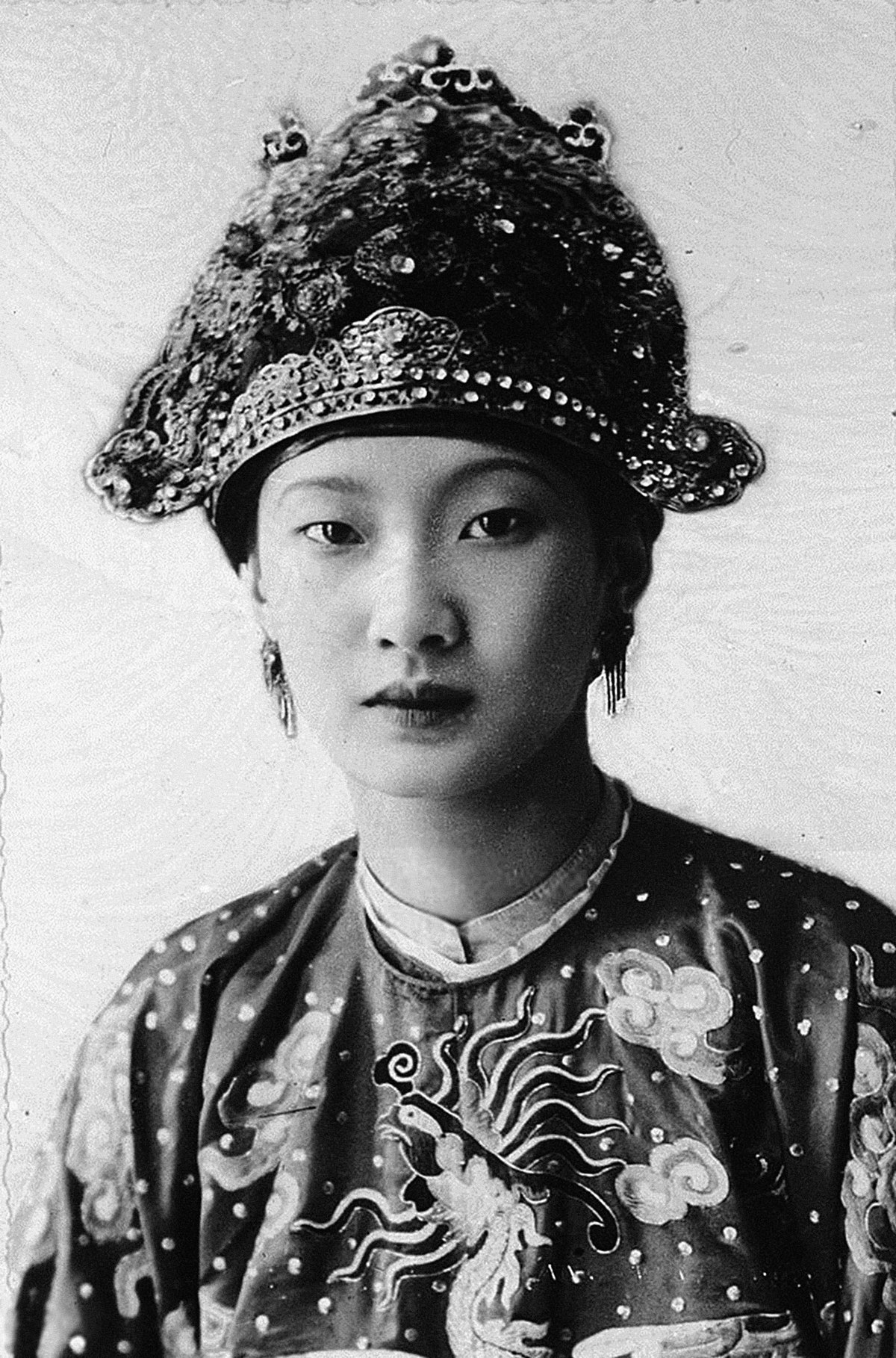 1200px-portrait_of_empress_nam_phuong_during_her_wedding_day_1934.jpg