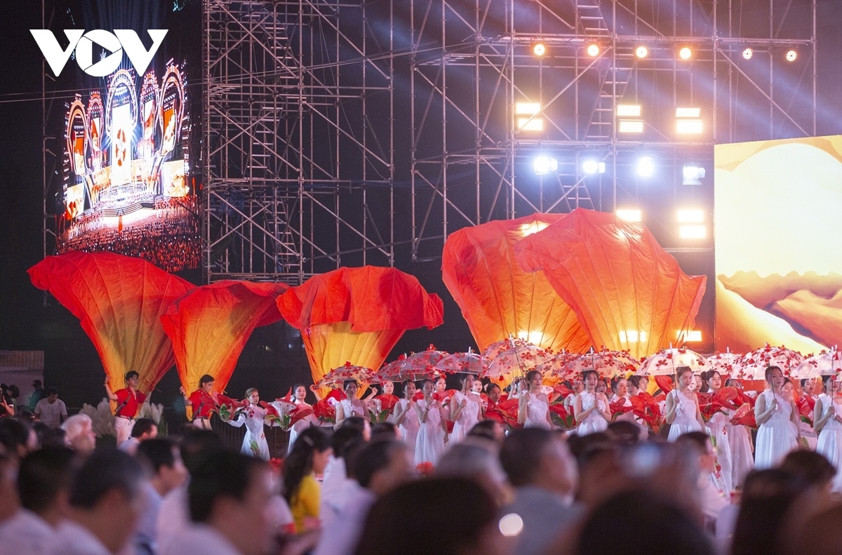 red flamboyant flower festival kick-starts tourism season in hai phong picture 11