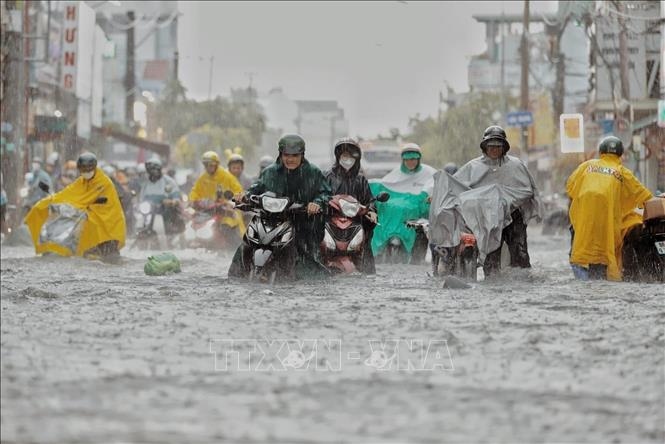 TP Hồ Chí Minh: Mưa lớn ngay giờ tan tầm, nhiều tuyến đường ngập sâu