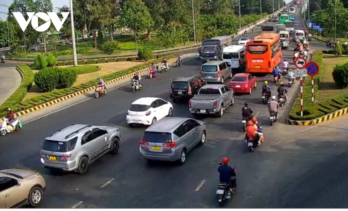 Traffic builds up as people return to work after five-day holiday